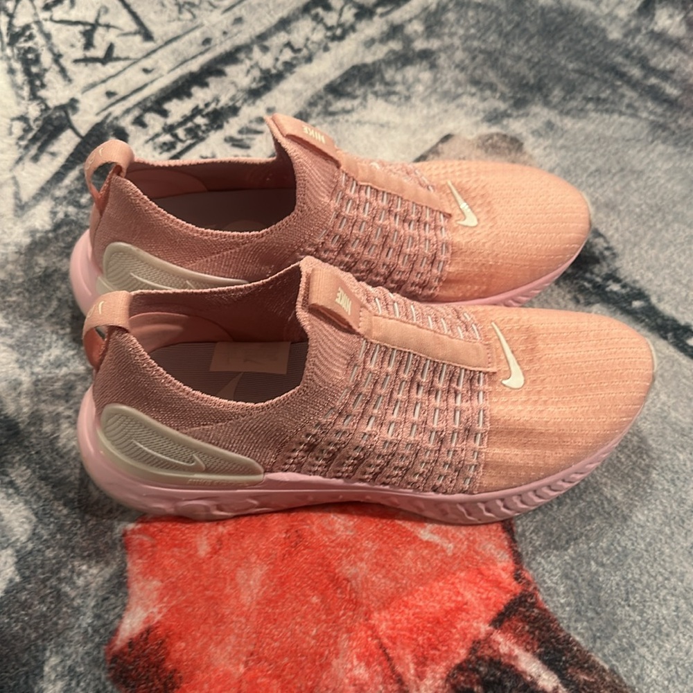 Nike - Picture 3 of 5